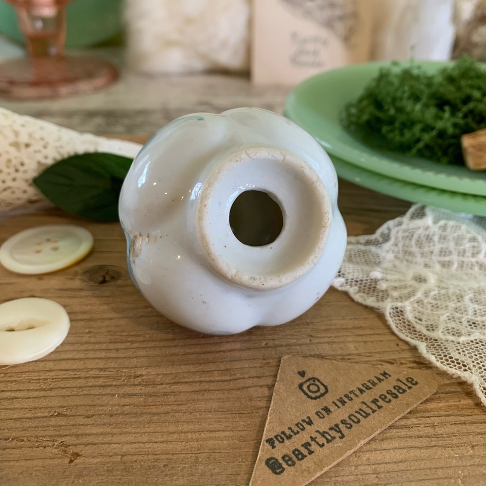 Vintage Porcelain Floral Shaker 🌸 Unique Home Decor / Gift / Antique / Nature - Picture 9 of 9